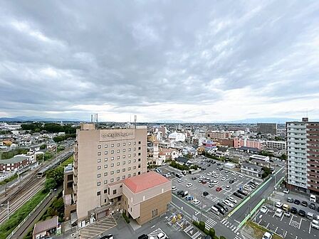 【バルコニーからの眺望】最上階に位置していますので眺望、風通し良好です。