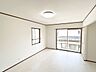 室内：【リフォーム後/洋室（2）】天井・壁クロス、フローリングの張替えを行いました。照明器具はLED照明へと交換いたしました。