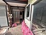 玄関：【リフォーム中・玄関ポーチ】玄関扉は新しいものに交換します。毎日使う玄関は、新品だとうれしいですよね。玄関前のポーチタイルも重ね張りをするのでぱっと明るい印象の玄関になります。