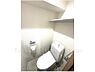 トイレ：トイレ上部に棚が設置してありますので、便利です。