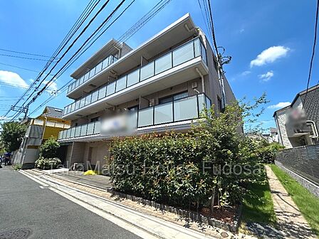 隣地とは十分な間隔がございます。
