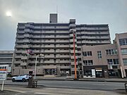 周辺に商業施設が揃い、日常の買い物や移動に便利な住環境です。
