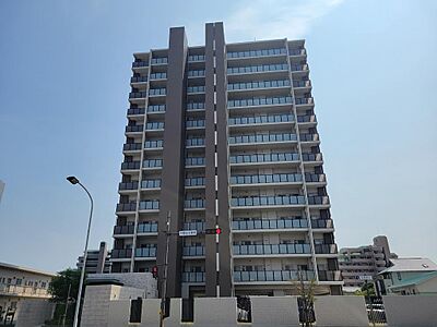 外観:重厚感あふれるデザインが印象的な築浅マンション。共用部の管理も良好で、快適なマンションライフを実現します。 外観:重厚感あふれるデザインが印象的な築浅マンション。共用部の管理も良好で、快適なマンションライフを実現します。