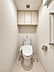 トイレ：清潔感のあるすっきりとしたトイレ。上部には収納棚を備えており、トイレットペーパーや掃除用品もスマートに収納できます。
