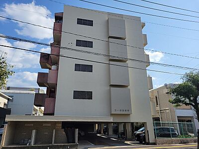 外観:マンション外観様子、1階部分は駐車場 外観:マンション外観様子、1階部分は駐車場