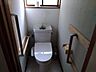 トイレ：トイレには窓があり明るい室内です。手摺が付いておりバリアフリーになっています。