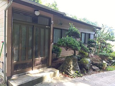 外観：玄関は引き戸なので荷物の出し入れが楽です。風の入れ替えも出来て便利です。