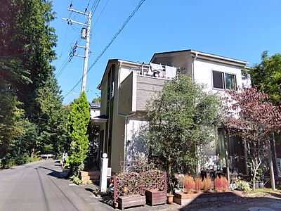 外観：閑静な住宅地に位置しているので静かで落ち着いた雰囲気です。前面道路・間口が広いので駐車が楽々行えます。