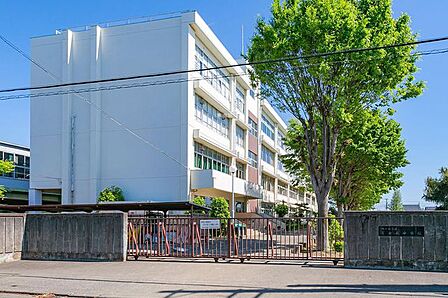 鶴ヶ島市立富士見中学校 徒歩9分。 720m