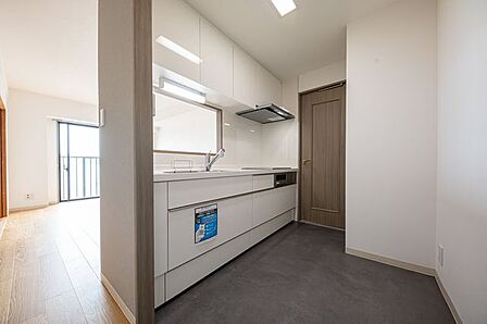 ■キッチン／リビングダイニングを見渡せる空間設計の対面キッチン