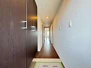 スニーカーからブーツまでしっかり収納でき、玄関周りをスッキリ保てます！