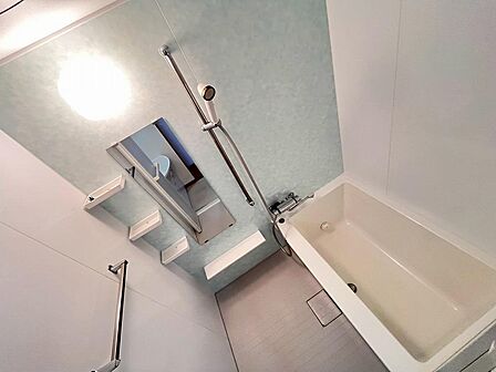 ゆったりサイズのユニットバス♪浴室内には大き目の窓も付いていてより開放的です♪