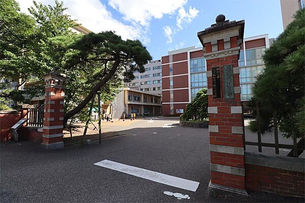 画像20:新潟大学旭キャンパス赤門（435m）