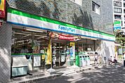 ファミリーマート 徒歩2分。 140m