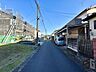 外観：広々とした前面道路に面し、車の出し入れがしやすい現地外観。ゆとりある駐車スペースと開放感のある立地が魅力で、毎日の暮らしに快適さと安心をもたらすマイホームです。