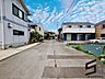 外観：広々とした前面道路に面し、車の出し入れがしやすい現地外観。ゆとりある駐車スペースと開放感のある立地が魅力で、毎日の暮らしに快適さと安心をもたらすマイホームです。