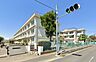 周辺：平塚市立金田小学校 徒歩12分。小学校があり、通学の安心感と子育て世帯に嬉しい教育環境が整います。 910m