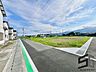 外観：広々とした前面道路に面し、車の出し入れがしやすい現地外観。ゆとりある駐車スペースと開放感のある立地が魅力で、毎日の暮らしに快適さと安心をもたらすマイホームです。