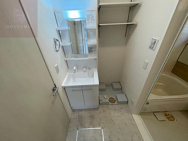 画像27:ゆったりとスペースのある洗面所