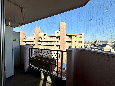 【Balcony】日当たりの良いバルコニーはお洗濯物がしっかり乾きやすく、毎日の家事にも重宝します。