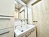 洗面：【Washroom】毎朝の準備がスムーズに。広めの洗面台と収納が使いやすい洗面所です。