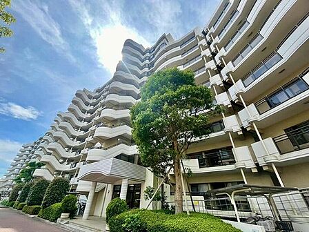 【Exterior】落ち着いた色合いの外観が街並みに馴染む、シンプルで親しみやすいマンションです。