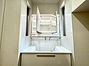 【Washroom】壁付け水栓で、カウンターまわりが汚れにくくお手入れも簡単です。