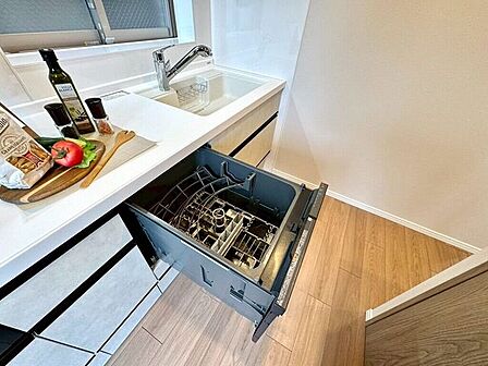 【kitchen】家事の時短に便利な食洗機付き。手洗い不要で毎日の負担を軽減します。