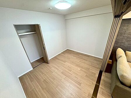 【Bedroom】ナチュラルな内装で、リラックスできる空間。寝室や書斎にも最適です。