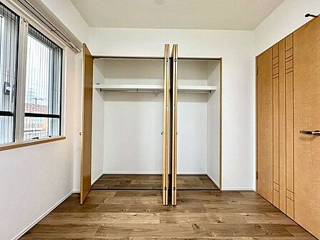 【Bedroom】洋室には収納力のあるクローゼット付き。衣類や荷物もすっきり収まります。