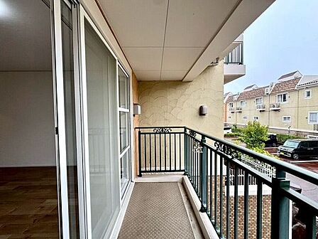 【Balcony】日当たりの良いバルコニーはお洗濯物がしっかり乾きやすく、毎日の家事にも重宝します。