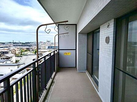 【Balcony】日当たりの良いバルコニーはお洗濯物がしっかり乾きやすく、毎日の家事にも重宝します。