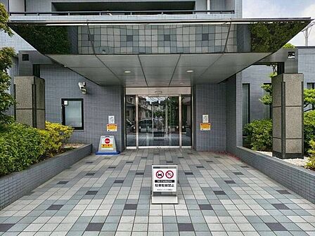 【Exterior】落ち着いた雰囲気のエントランスが、ご帰宅のたびにやさしく迎えてくれます。