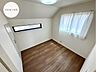 洋室：【Bedroom】ナチュラルな内装で、リラックスできる空間。寝室や書斎にも最適です。