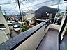 バルコニー：【Balcony】日当たりの良いバルコニーはお洗濯物がしっかり乾きやすく、毎日の家事にも重宝します。
