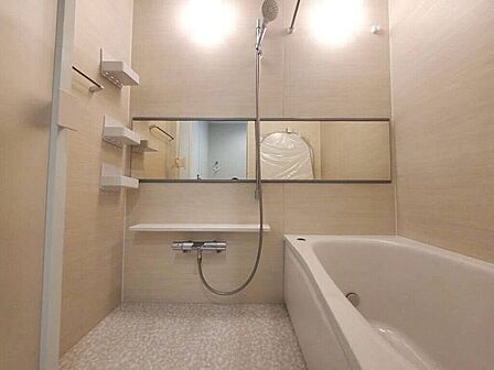 【Bathroom】広く快適な浴室で、ゆったりとお湯に浸かるひとときをお楽しみいただけます。