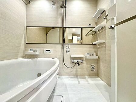 【Bathroom】広く快適な浴室で、ゆったりとお湯に浸かるひとときをお楽しみいただけます。