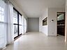 リビング/ダイニング：【Living】家族が集まりやすい場所で、くつろぎと会話が自然に生まれます。※現地写真をもとに、AIで家具・家財等を除去しています。