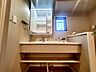 洗面：【Washroom】毎朝の準備がスムーズに。広めの洗面台と収納が使いやすい洗面所です。