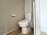 トイレ：【Toilet】清潔感があり、落ち着いたデザインのトイレ。家族みんなが快適に使えます。