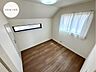 洋室：【Bedroom】ナチュラルな内装で、リラックスできる空間。寝室や書斎にも最適です。