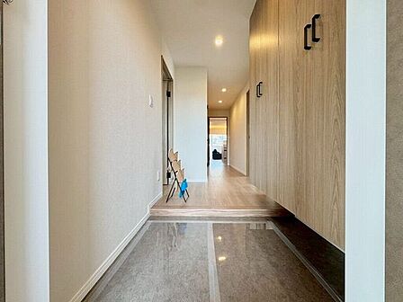 【Entrance】シューズボックス完備の玄関で、靴や小物もスッキリ収納できます。