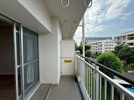 【Balcony】日当たりの良いバルコニーはお洗濯物がしっかり乾きやすく、毎日の家事にも重宝します。