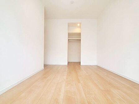 【Bedroom】ナチュラルな内装で、リラックスできる空間。寝室や書斎にも最適です。