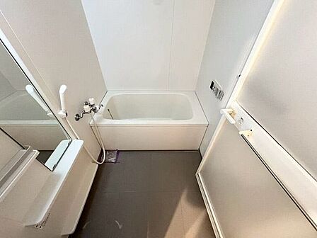 【Bathroom】お子様とのバスタイムにも十分な広さがあり、掃除も簡単にできます。