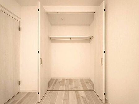 【Bedroom】クローゼット完備で収納力◎。家具の配置もしやすい機能的な洋室です。