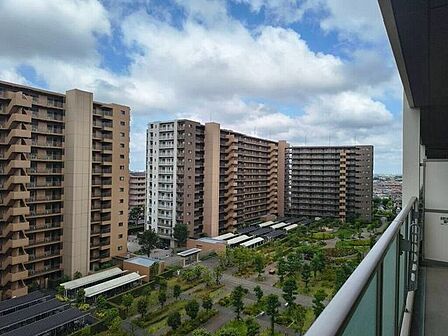 【Balcony】洗濯物もたっぷり干せる広々バルコニー。ガーデニングにもぴったりです。