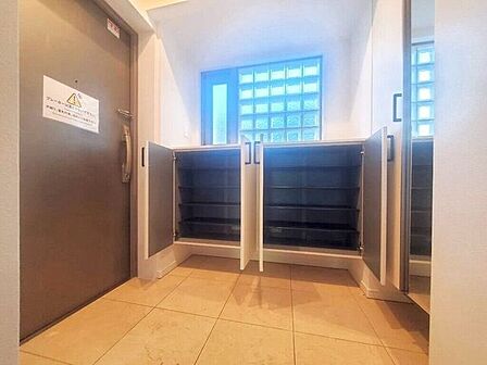 【Entrance】シューズボックス完備の玄関で、靴や小物もスッキリ収納できます。