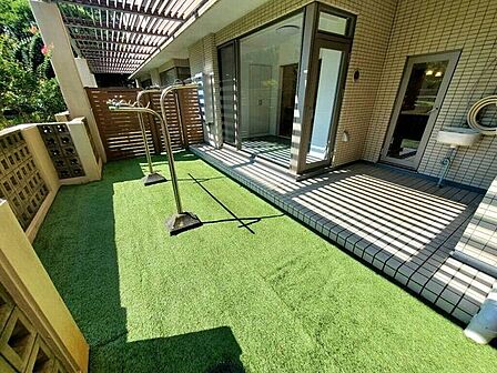 【Exterior】お部屋から直接出られるお庭付き。ガーデニングやくつろぎ空間に◎