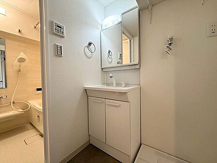 【Washroom】毎朝の準備がスムーズに。広めの洗面台と収納が使いやすい洗面所です。